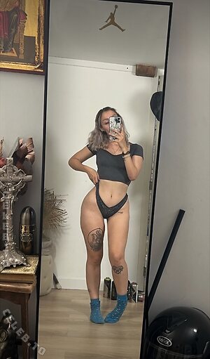 Aᴢɪᴀ Mᴀʀɪɴᴀ Z. Nude Leaked Photo #10