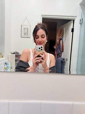 Adelaide Kane leaked photos