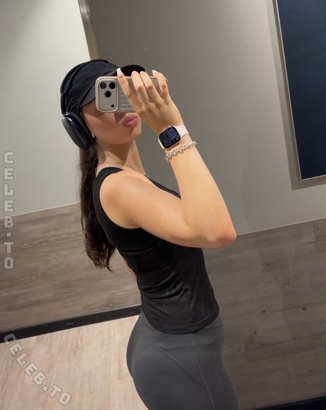 Adelina Noellee photo