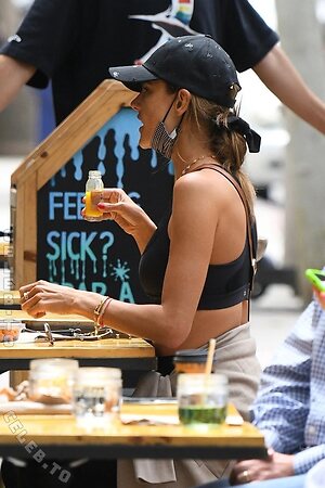 Alessandra Ambrosio photo