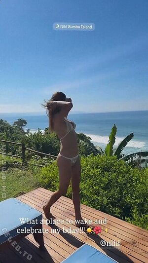 Alessandra Ambrosio photo