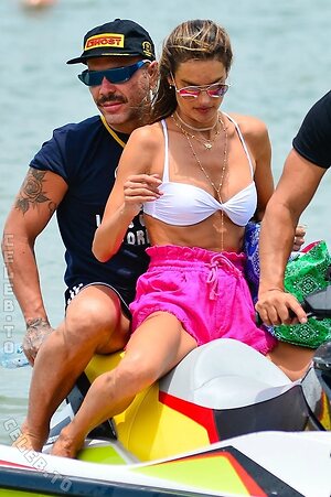Alessandra Ambrosio photo