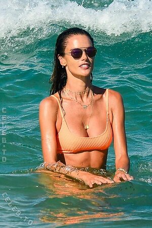 Alessandra Ambrosio photo