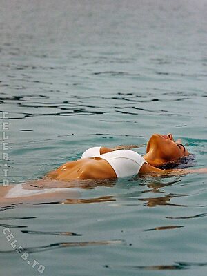 Alessandra Ambrosio photo