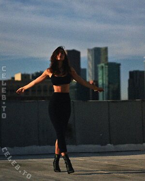 Alexis Ren photo