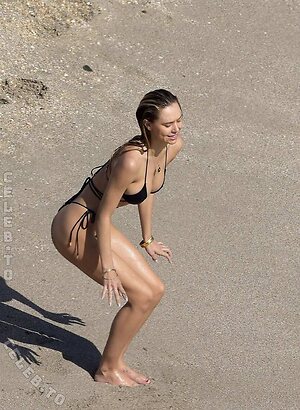 Alexis Ren photo