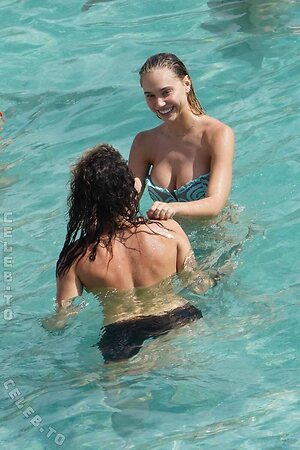 Alexis Ren photo