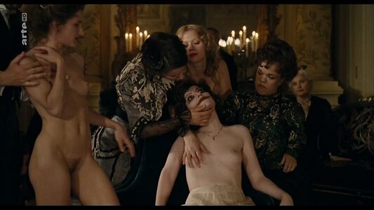 Alice Barnole leaked photo #7