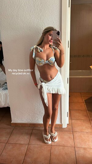 Alicia Johnston leaked photo #7