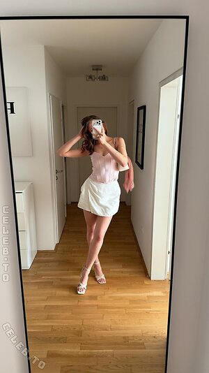 Aline Xue leaked photo #15