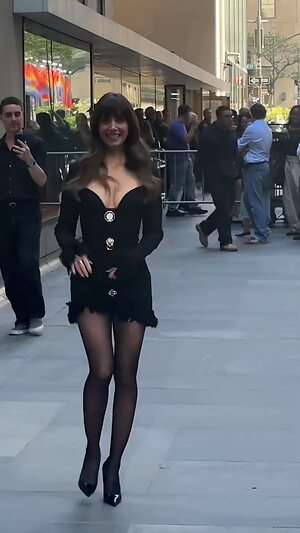 Alison Brie Hot