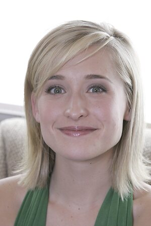 Allison Mack leaked photo #5
