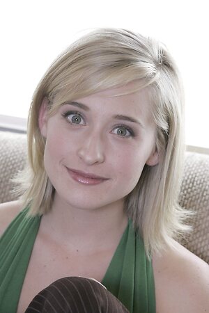 Allison Mack leaked photo #8