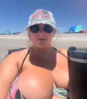 Amanda-huge tits Nude Leaked Photo #2