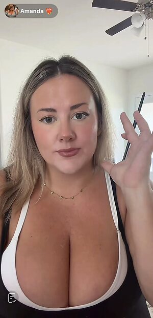 Amanda-huge tits Nude Leaked Photo #4