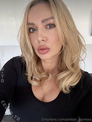 Amber Jayne photo