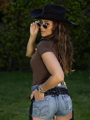 Amber Stevens West leaked photo #4