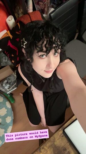 Amy Roberts leaked photo #8