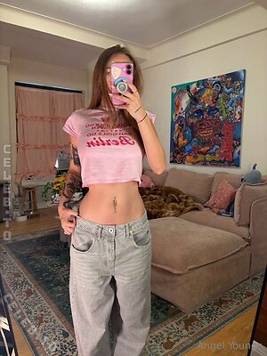 Angel Youngs photo