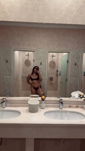 Angelatravelart Nude Leaked Photo #3