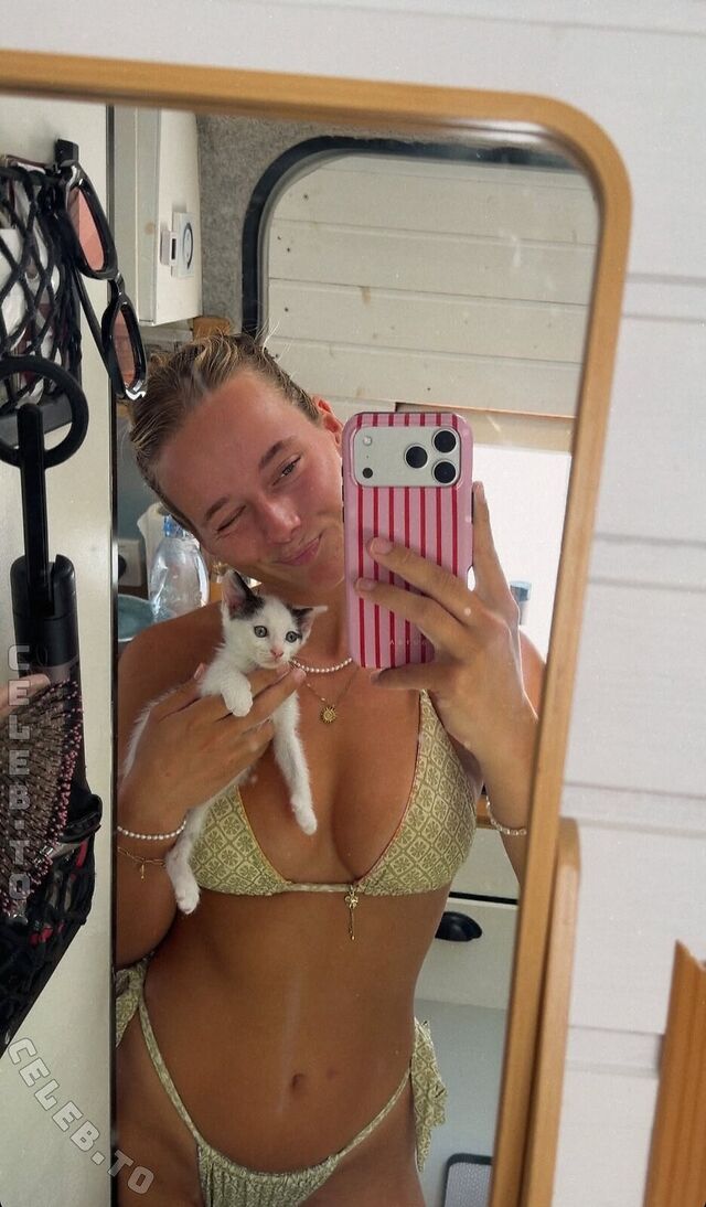 Angelina Joleen leaked photos