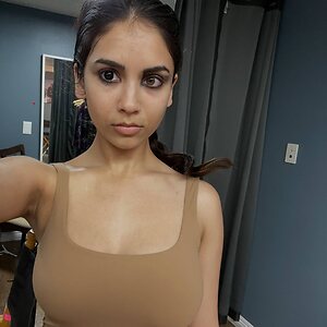 Anika Vishwanath leaked photo #3
