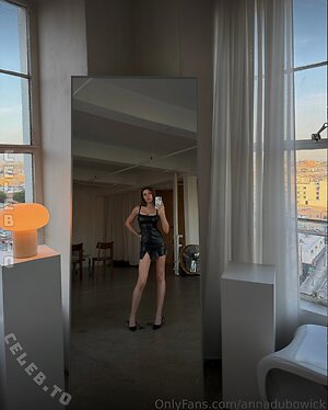 Anna Dubowick Nude Photos