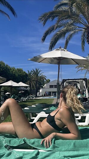 annaneubrt Nude Leaked Photo #8