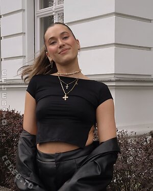 annaneubrt Nude Leaked Photo #9