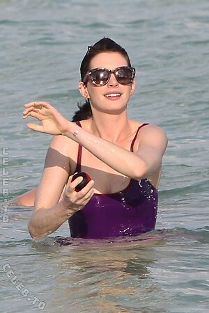 Anne Hathaway Nude Leaked Photo #7