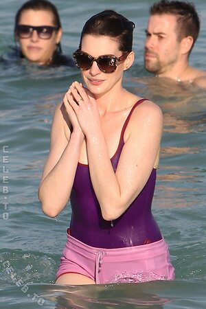 Anne Hathaway Nude Leaked Photo #14