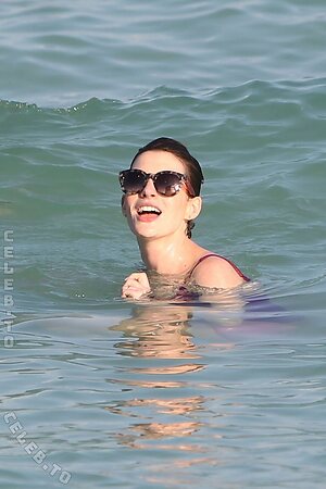 Anne Hathaway Nude Leaked Photo #15