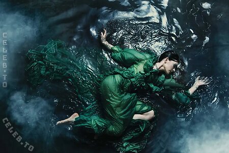 Anne Hathaway photo