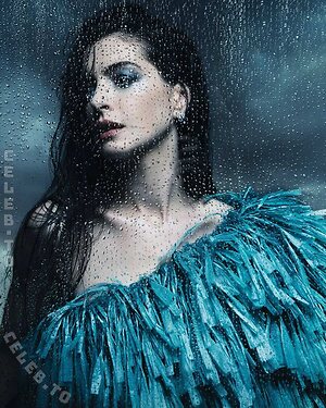 Anne Hathaway photo