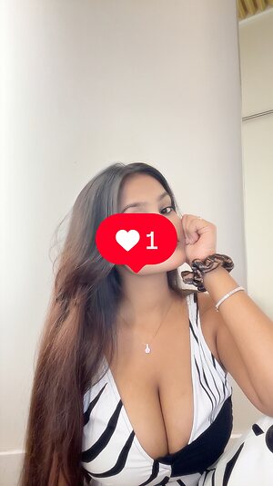 Anushka Solanki Nude Leaked Photo #10