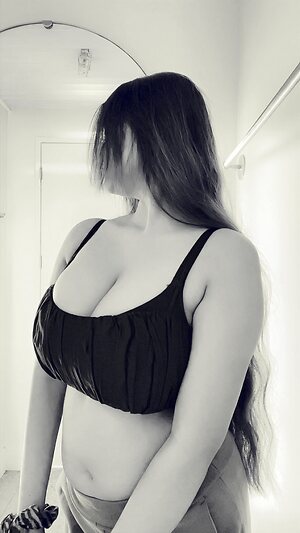 Anushka Solanki Nude Leaked Photo #14