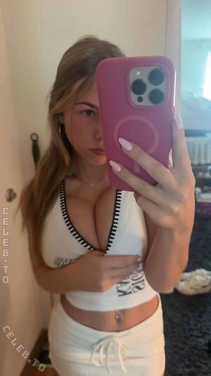Ariana White photo