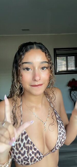 Ashlee Almonte leaked photo #8
