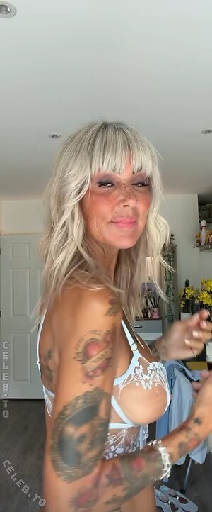 Astrid Zeegen Holt leaked photo #7