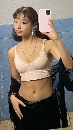 Aubrey Anderson-Emmons Nude Leaked Photo #2