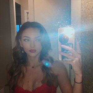 Avery leaked photo #4
