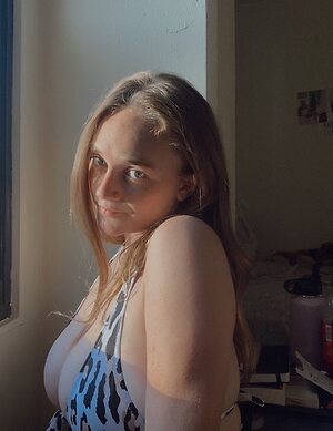 Avery leaked photo #28