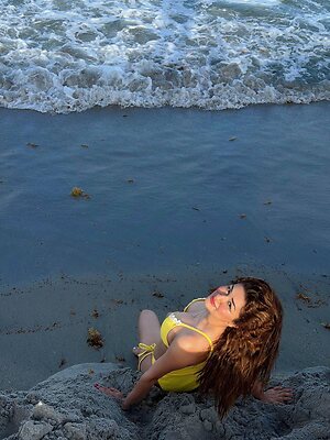 Avneet Kaur leaked photo #9