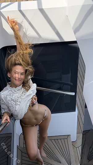 Bar Refaeli photo