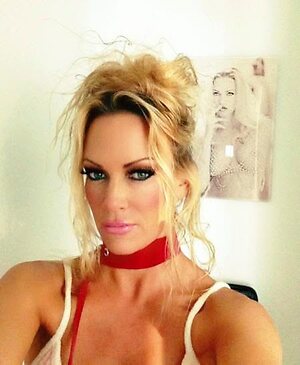 Barbara Moore leaked photo #3