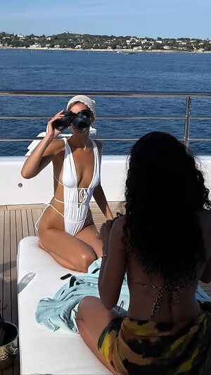 Bella Hadid Hot leaked photo #21