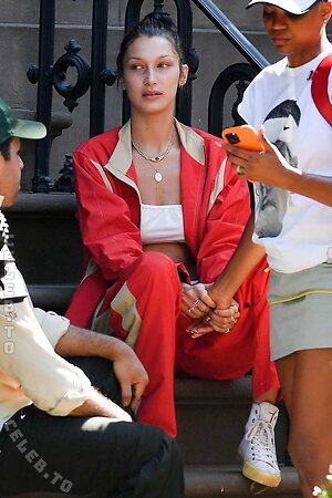 Bella Hadid Nude Leaked Photo #31