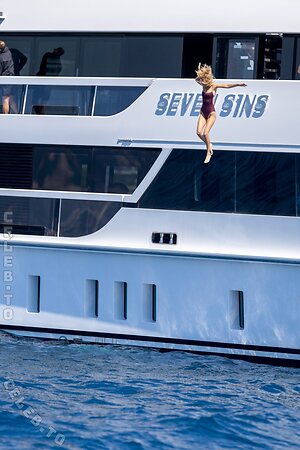 Bella Hadid photo