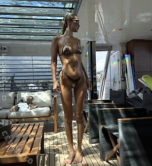 Bella Hadid photo