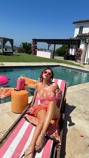 Bella Thorne photo